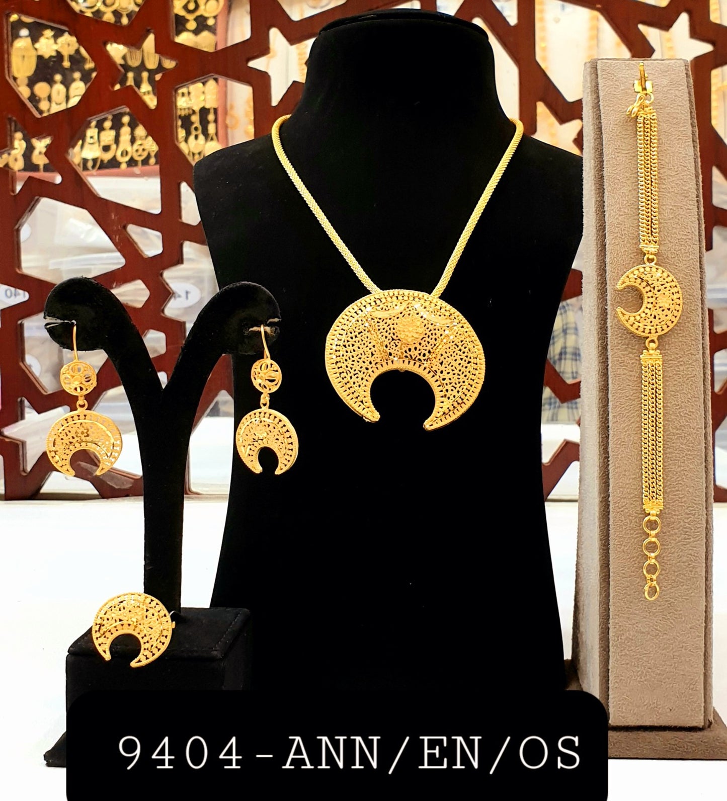 Chain with pendant set gold plated