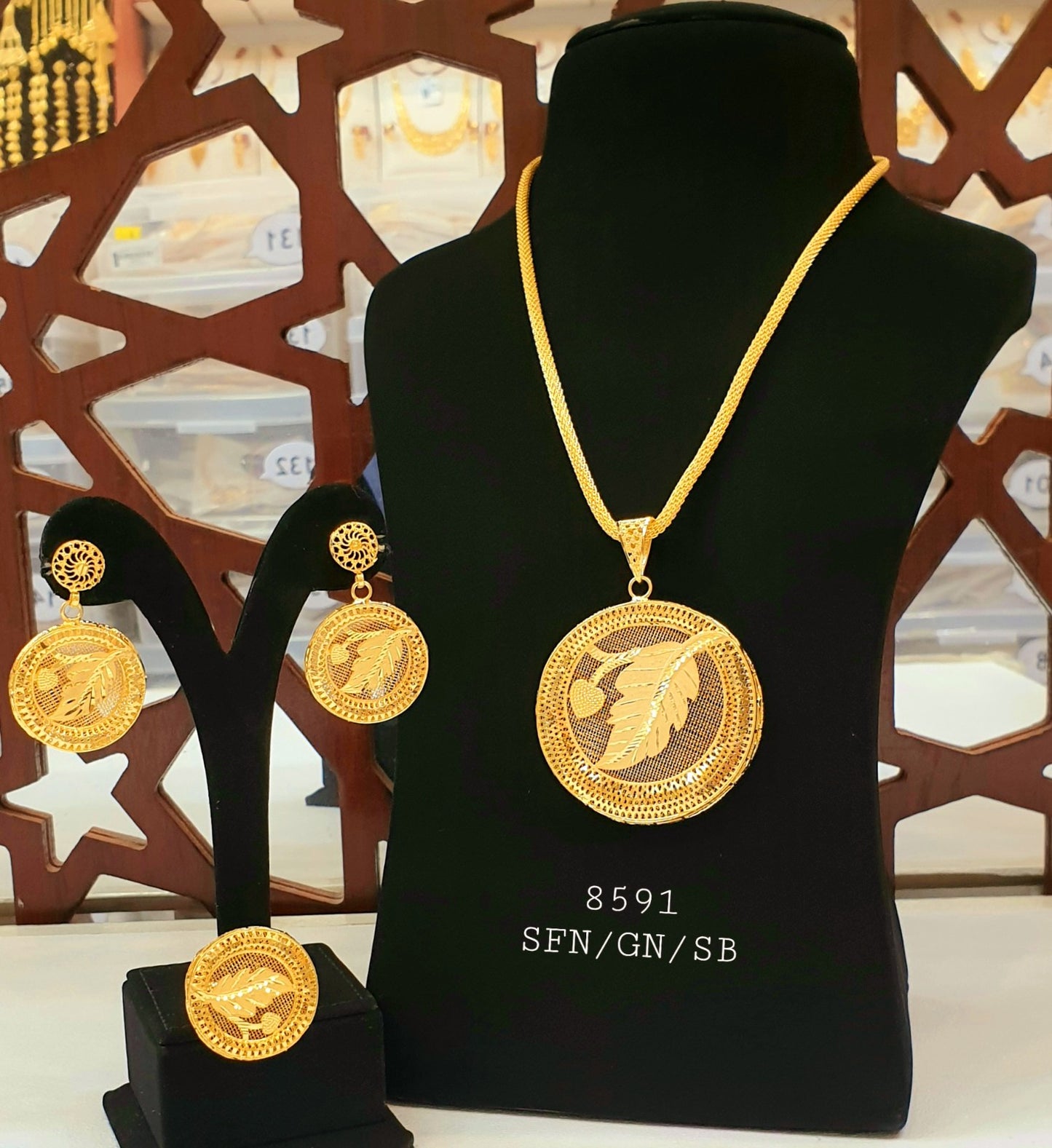 Chain with pendant set gold plated