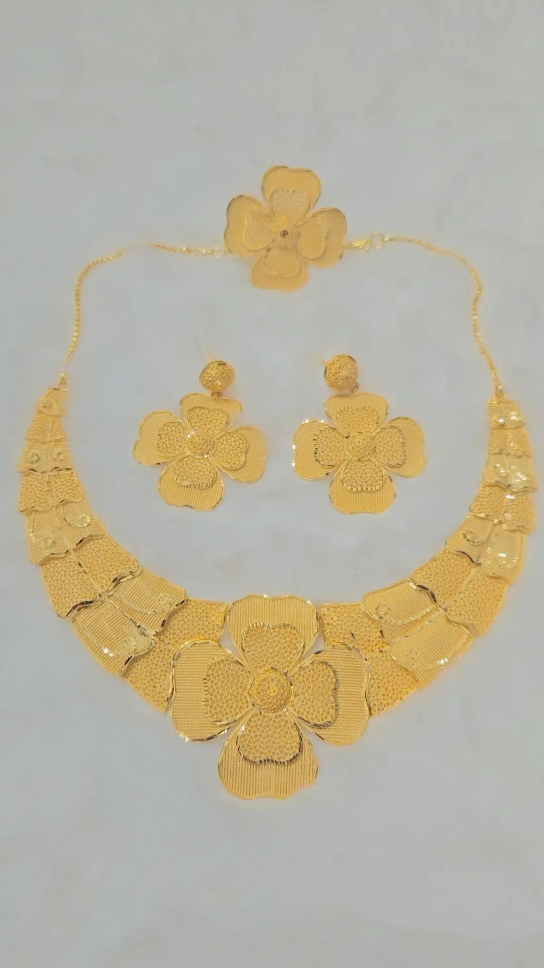 Short necklace set gold plated