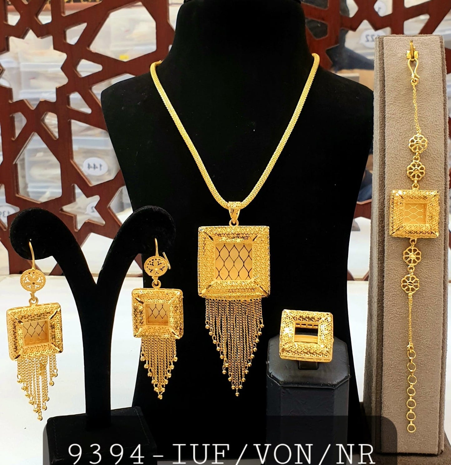 Chain with pendant set gold plated