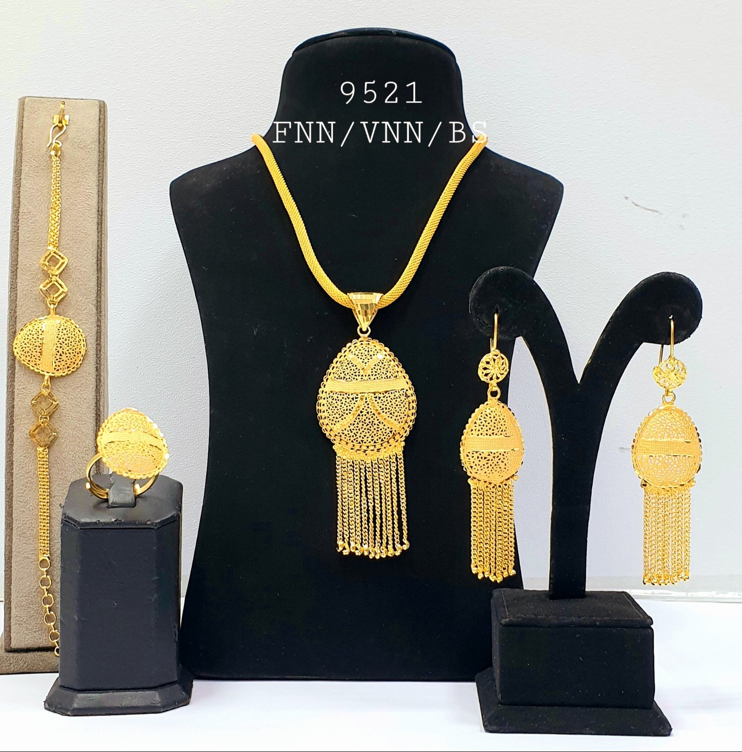Chain with pendant set gold plated